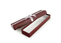 กล่องกระดาษรีไซเคิลสีแดงของขวัญที่มีริบบิ้นสำหรับสร้อยคอและปากกา